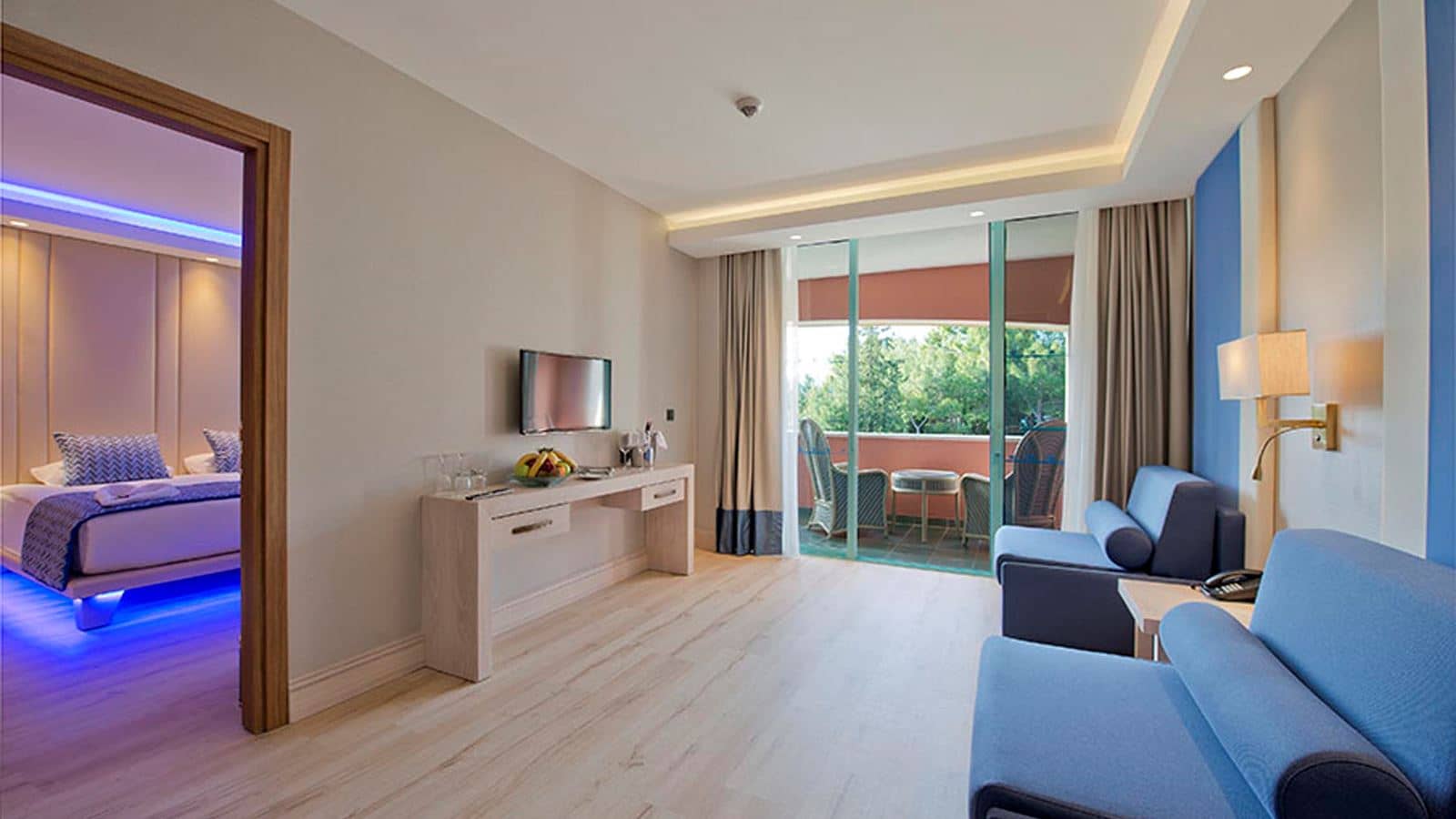 rooms-deluxe-suite-land-view