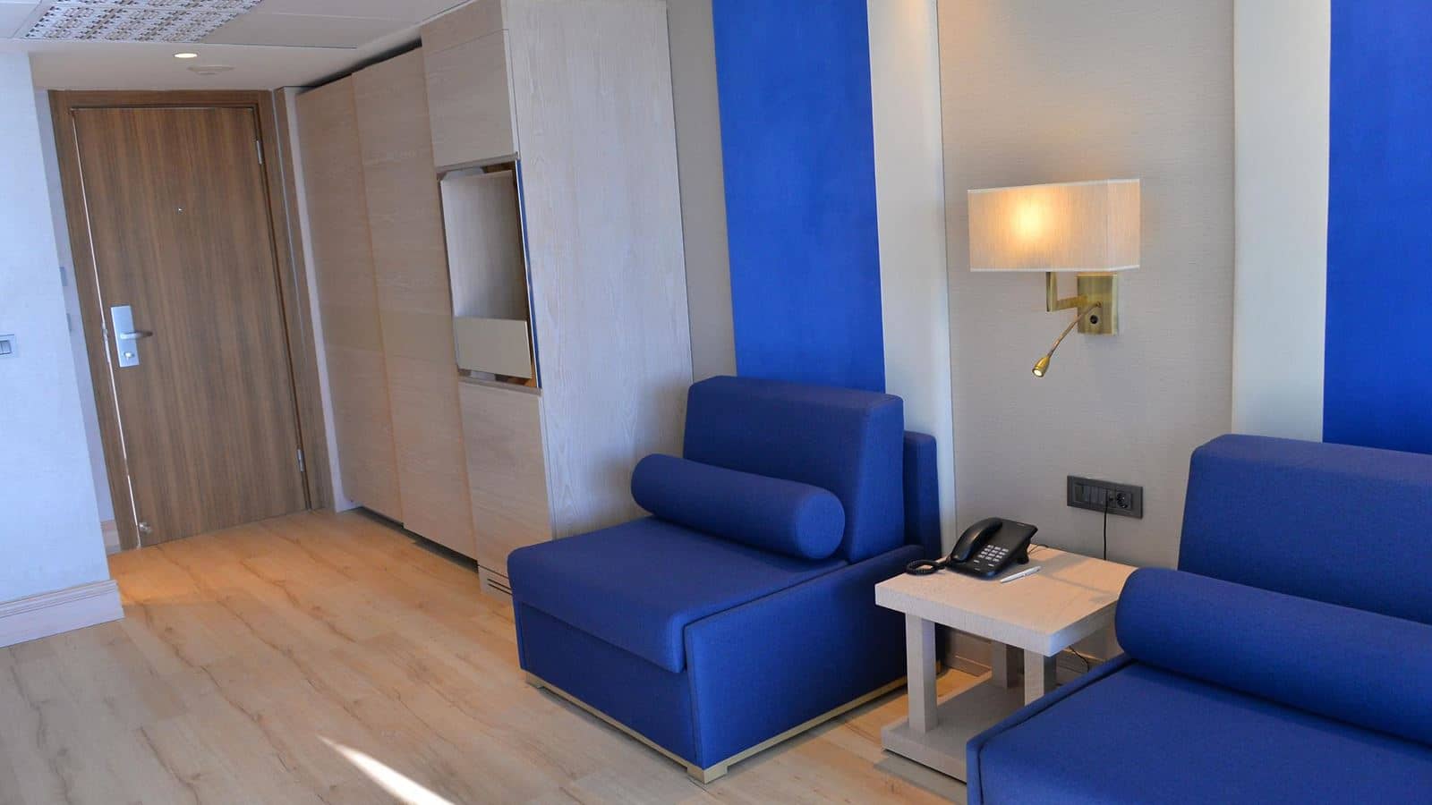 rooms-deluxe-suite-land-view