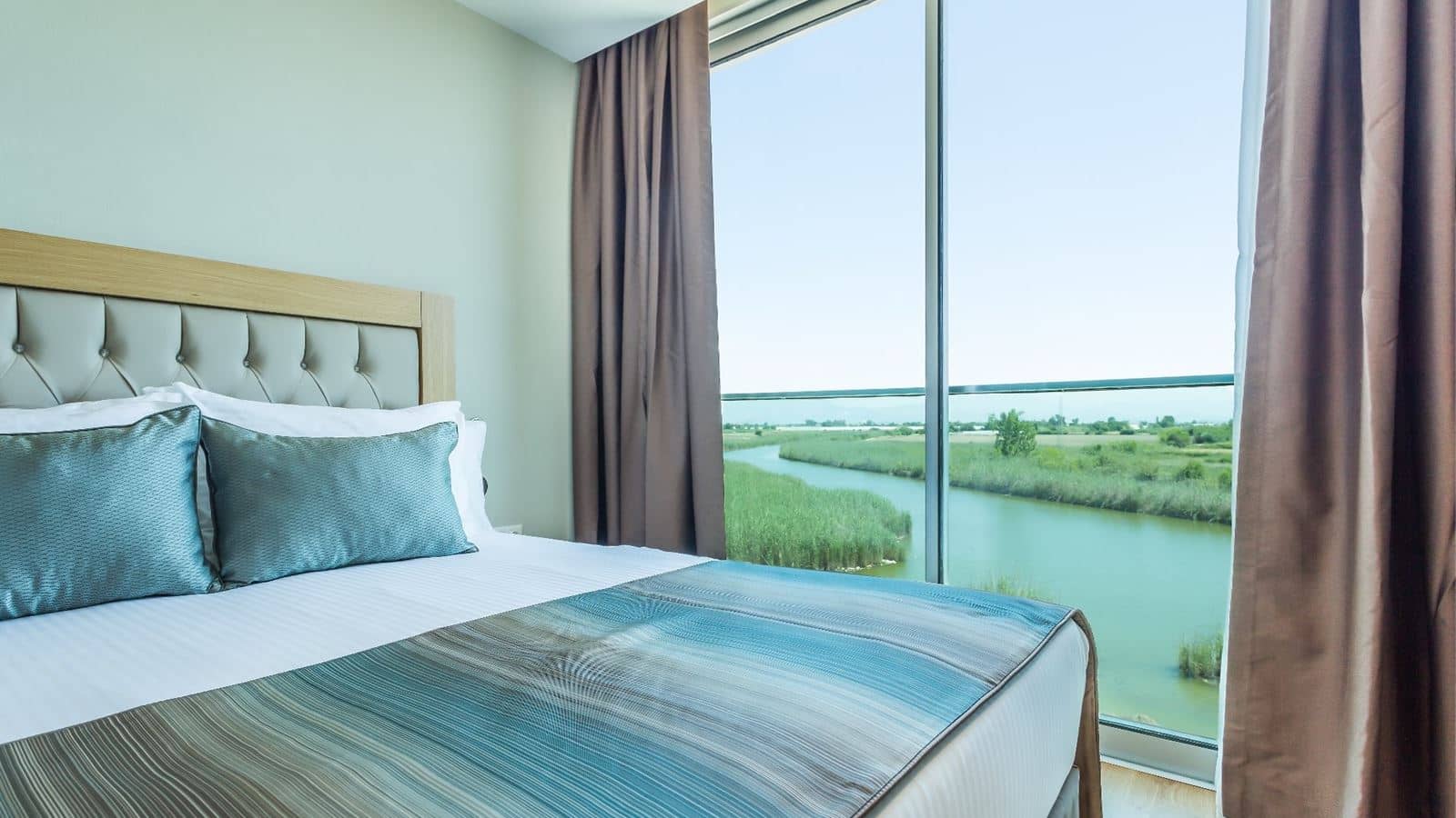 rooms-aska-river-side-anex-building-standart-land-view-room--french-balcony