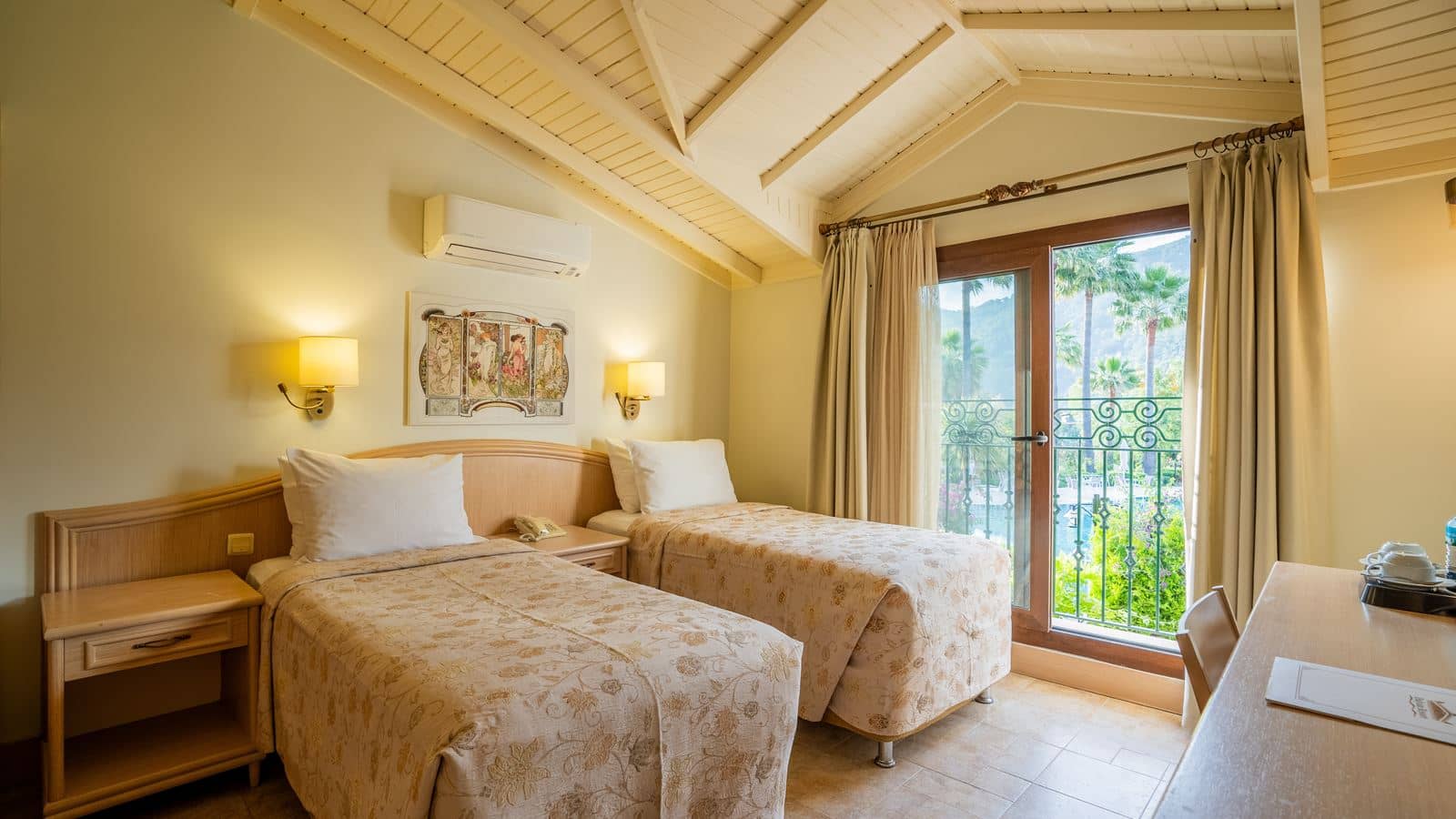 rooms-deluxe-family-room