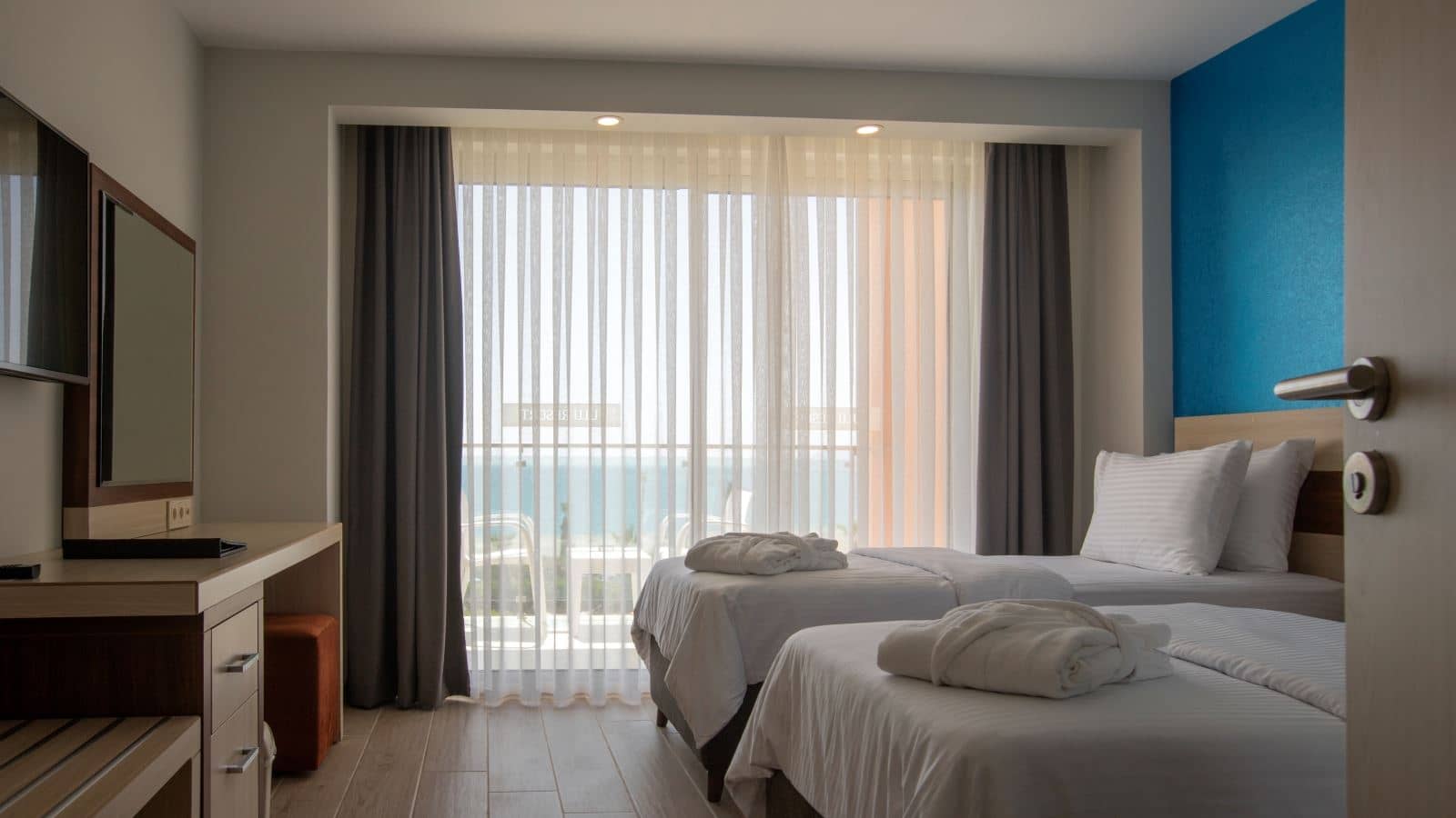 rooms-excutive-suit-deniz