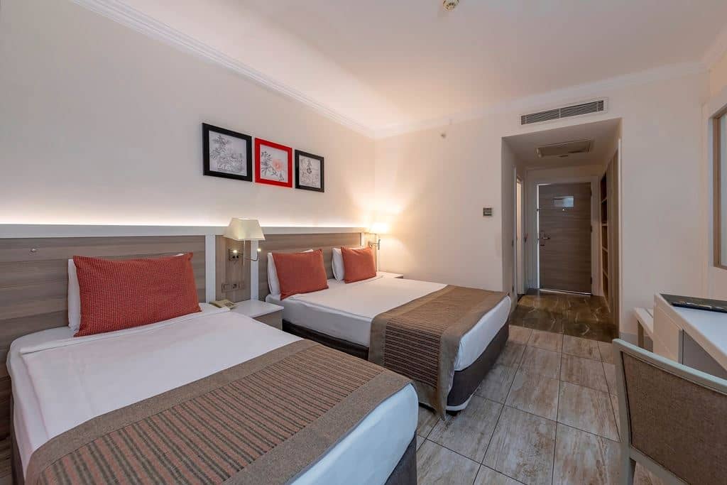 rooms-coral-room