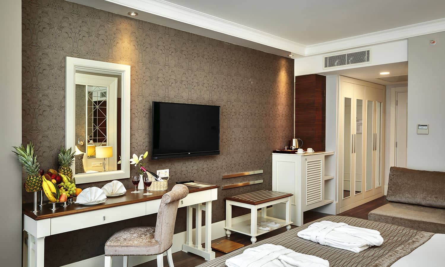 rooms-standard-side-sea-view-with-balcony