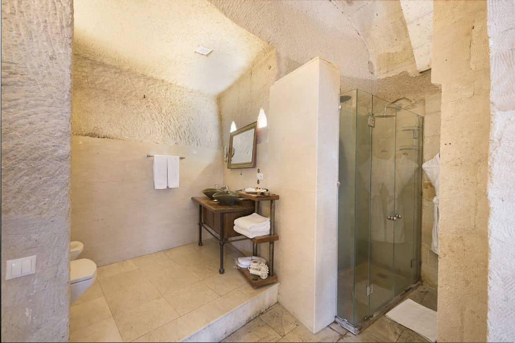 rooms-deluxe-cave-room
