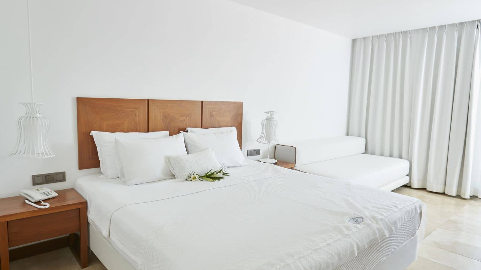 rooms-mansion-deluxe-room