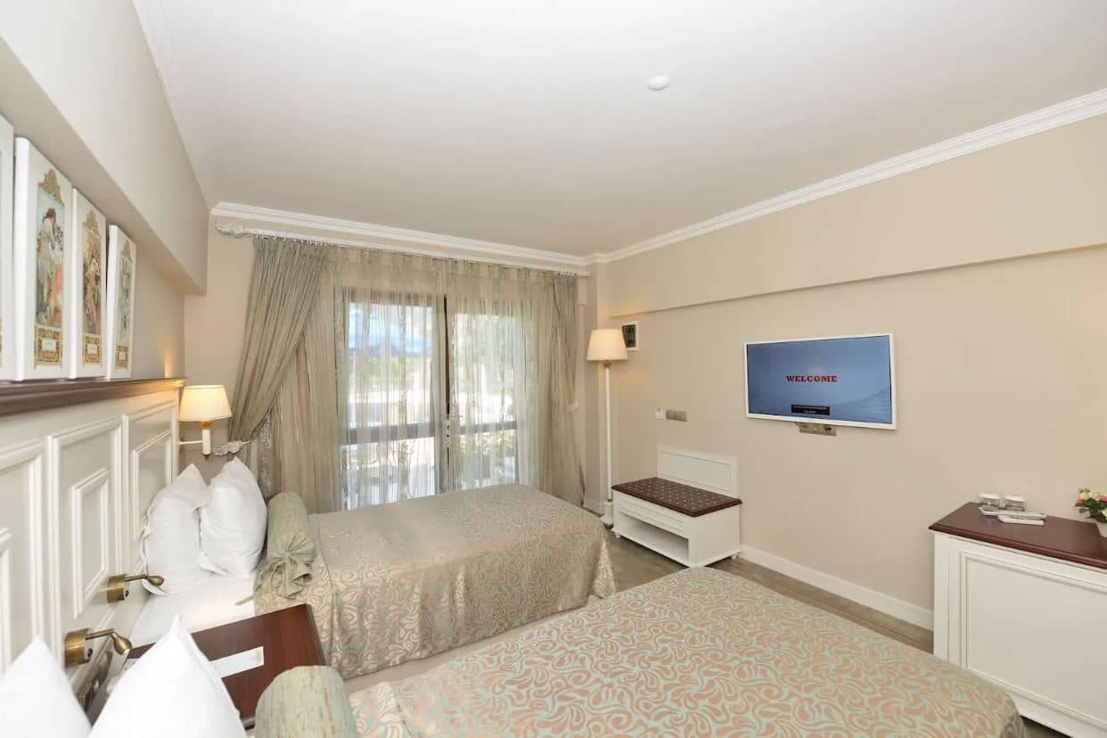 rooms-deluxe-room-french-balcony