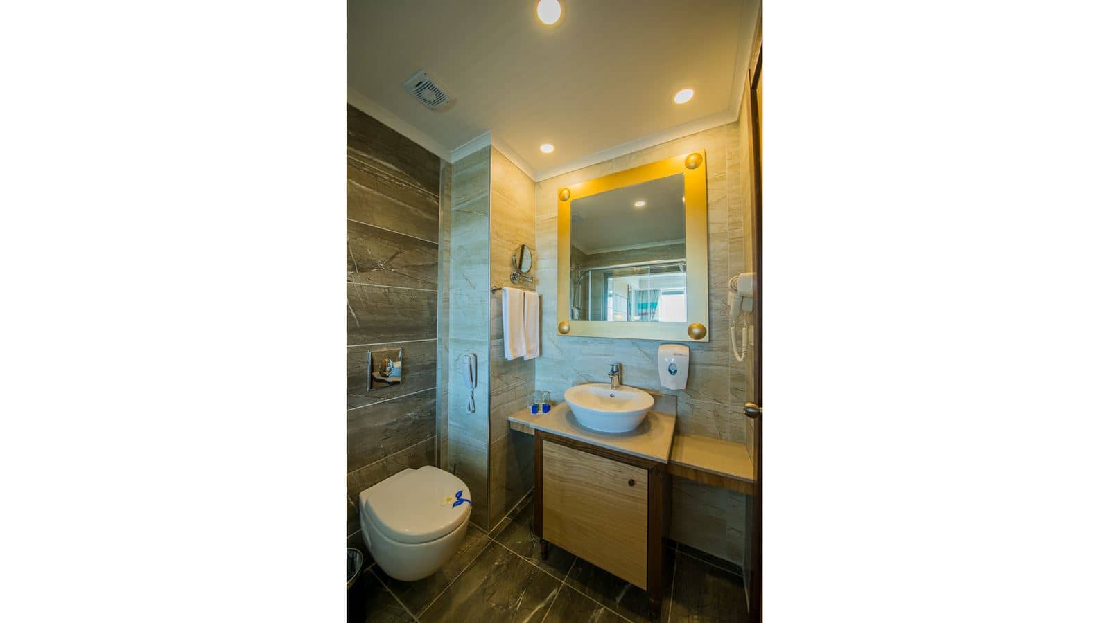 rooms-coral-room