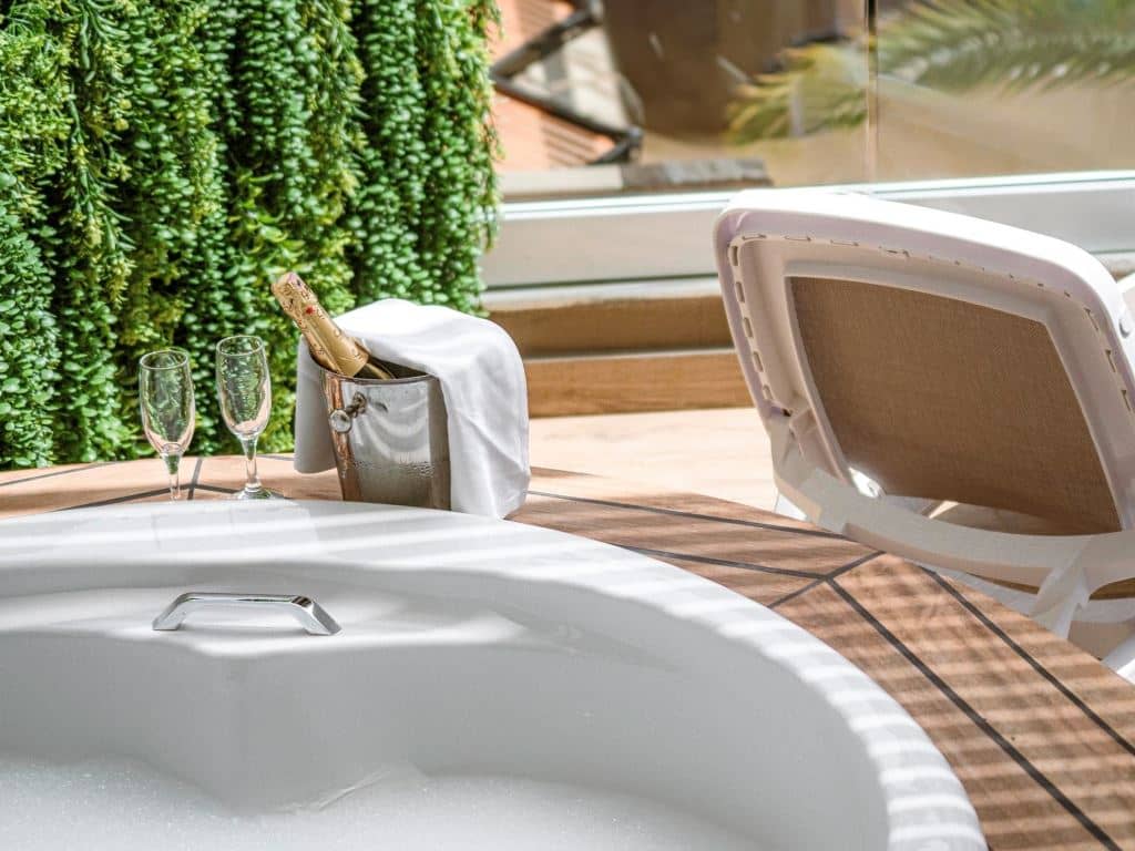rooms-jacuzzi-terrace-sea-view