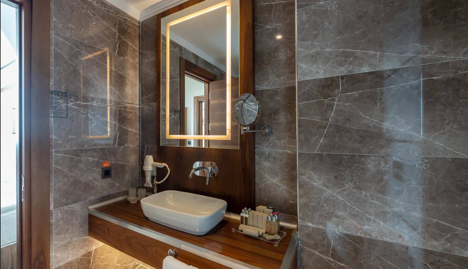 rooms-grand-deluxe-room