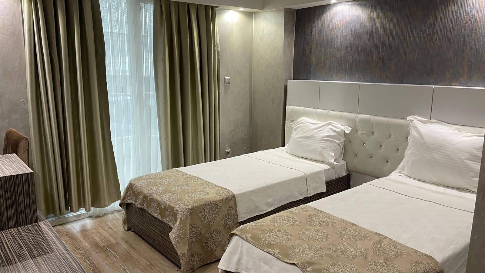 rooms-twin-room