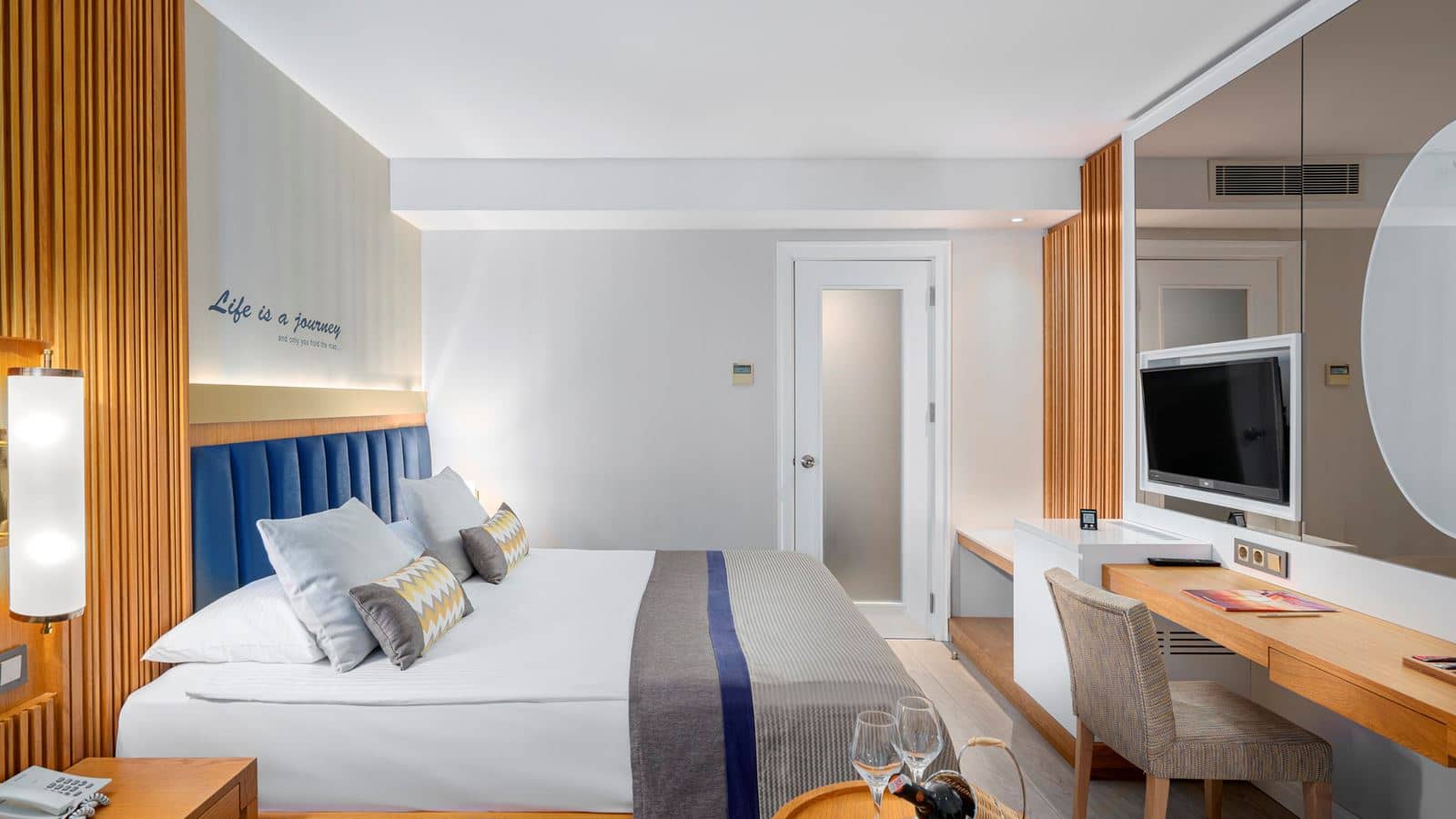 rooms-family-room-jacuzzi-terrace
