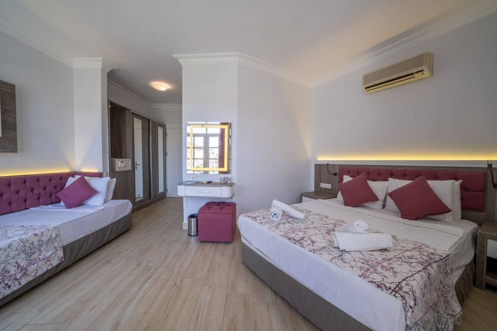 rooms-coral-room