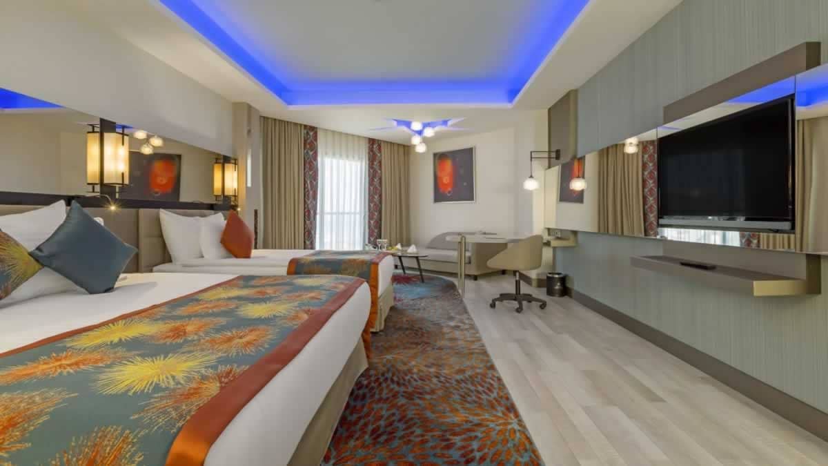 rooms-family-room-land-view