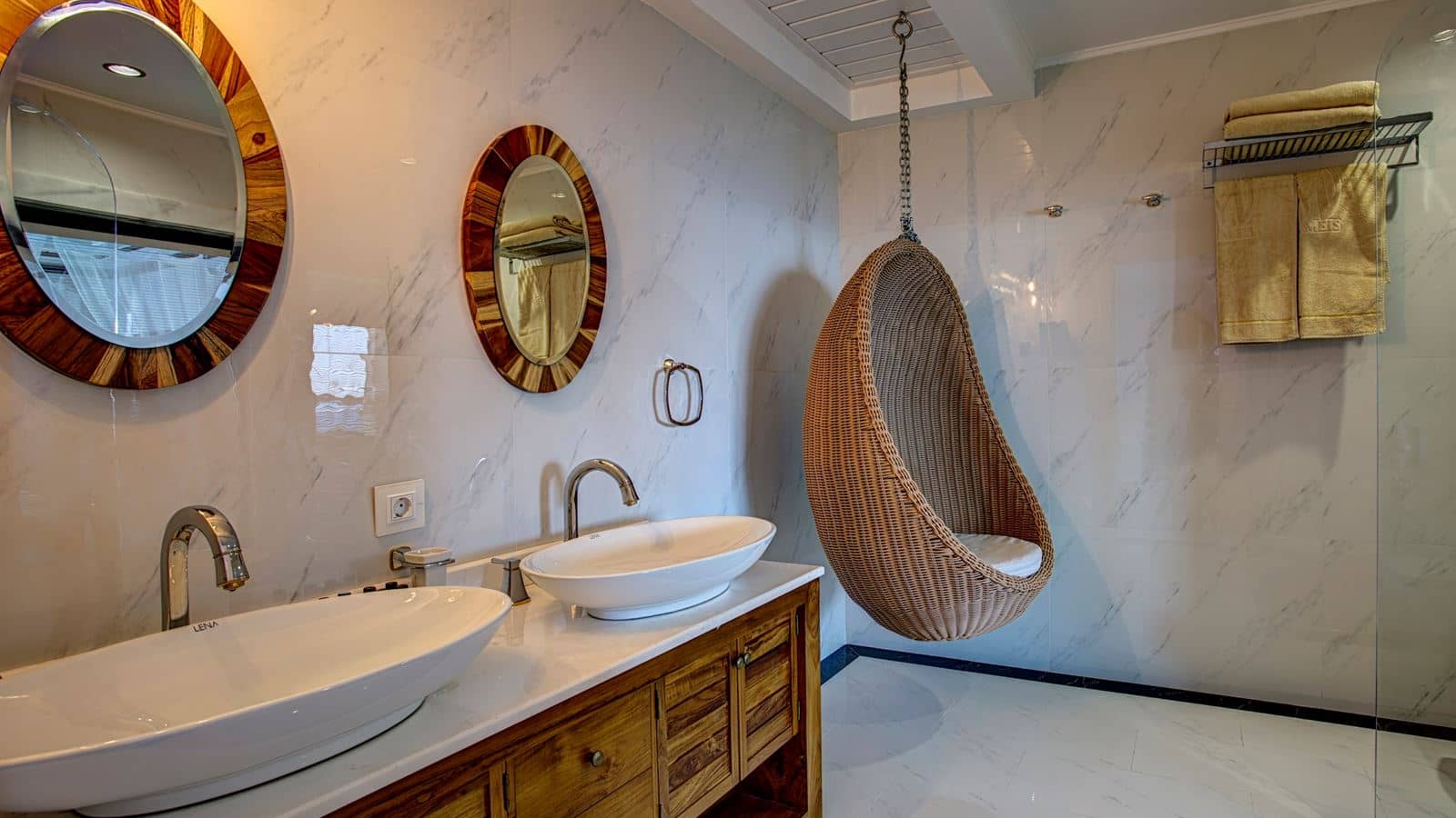 rooms-honeymoon-suite