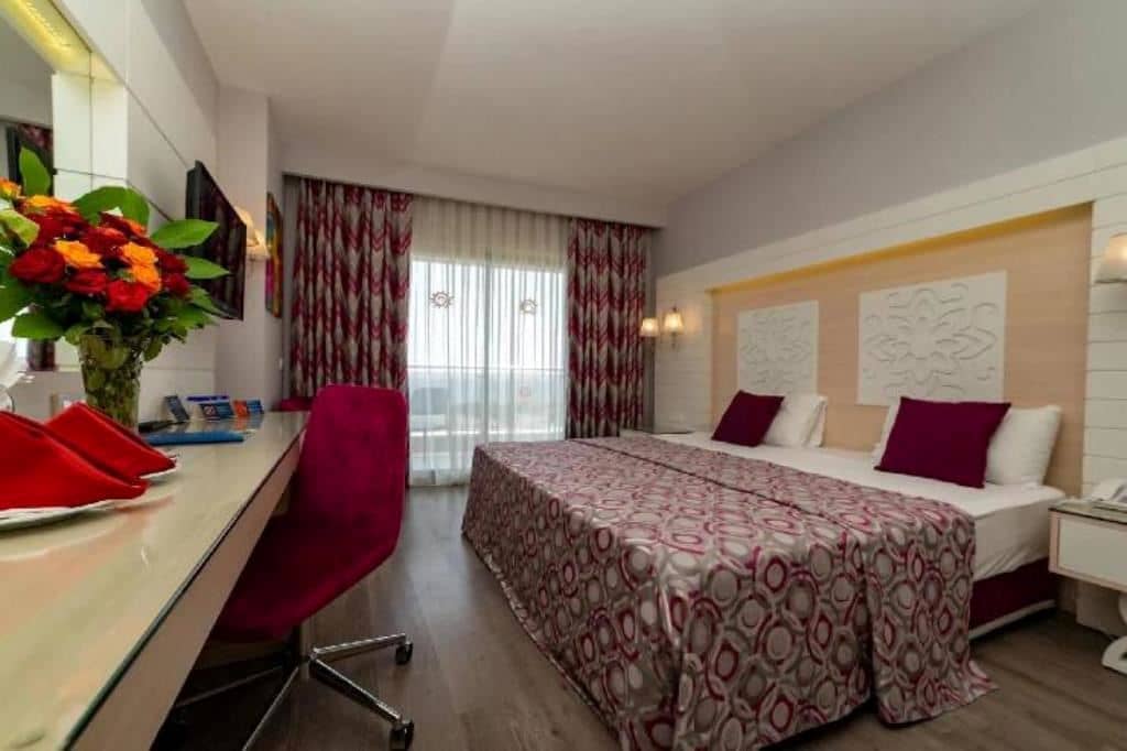 rooms-family-room-2-bedrooms-side-sea-view