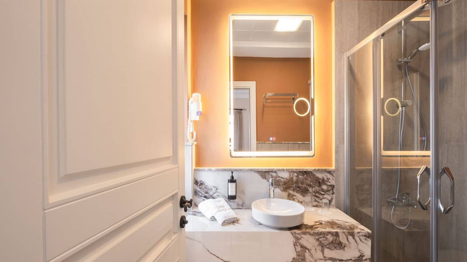 rooms-deluxe-room-gardenview
