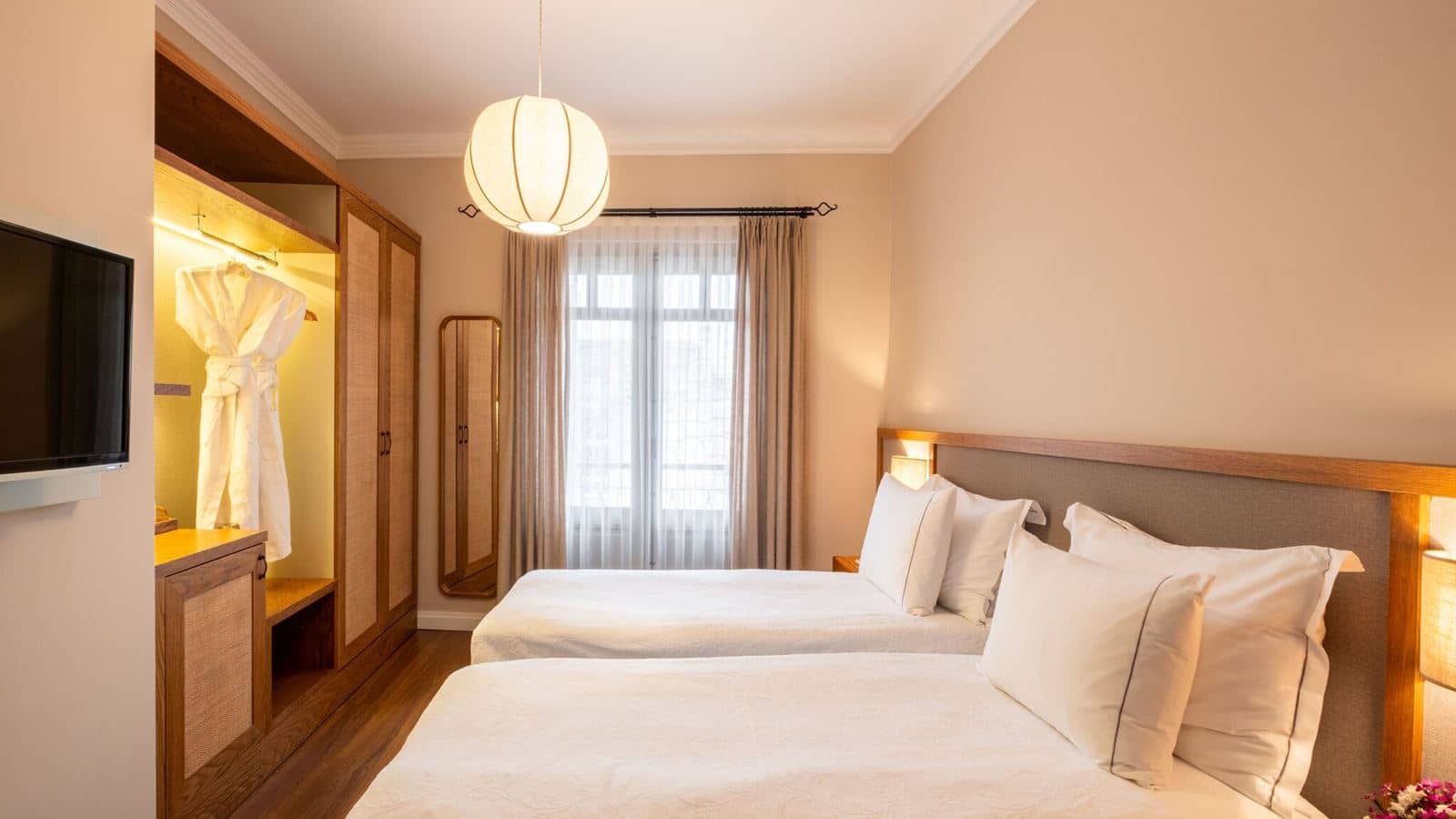 rooms-deluxe-room-gardenview