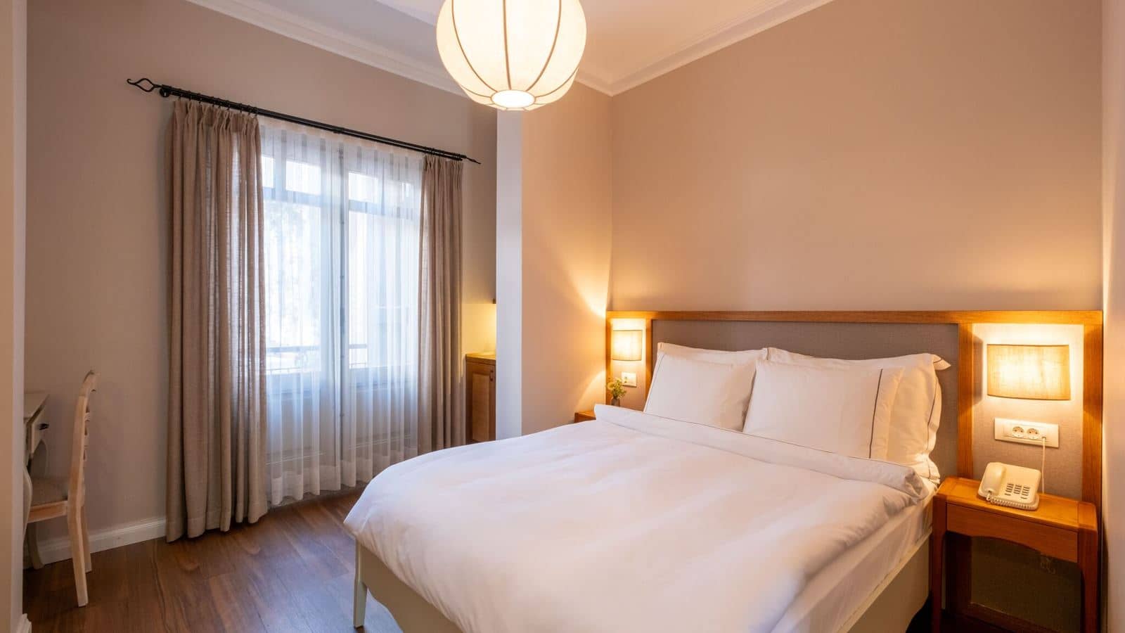 rooms-deluxe-room-gardenview