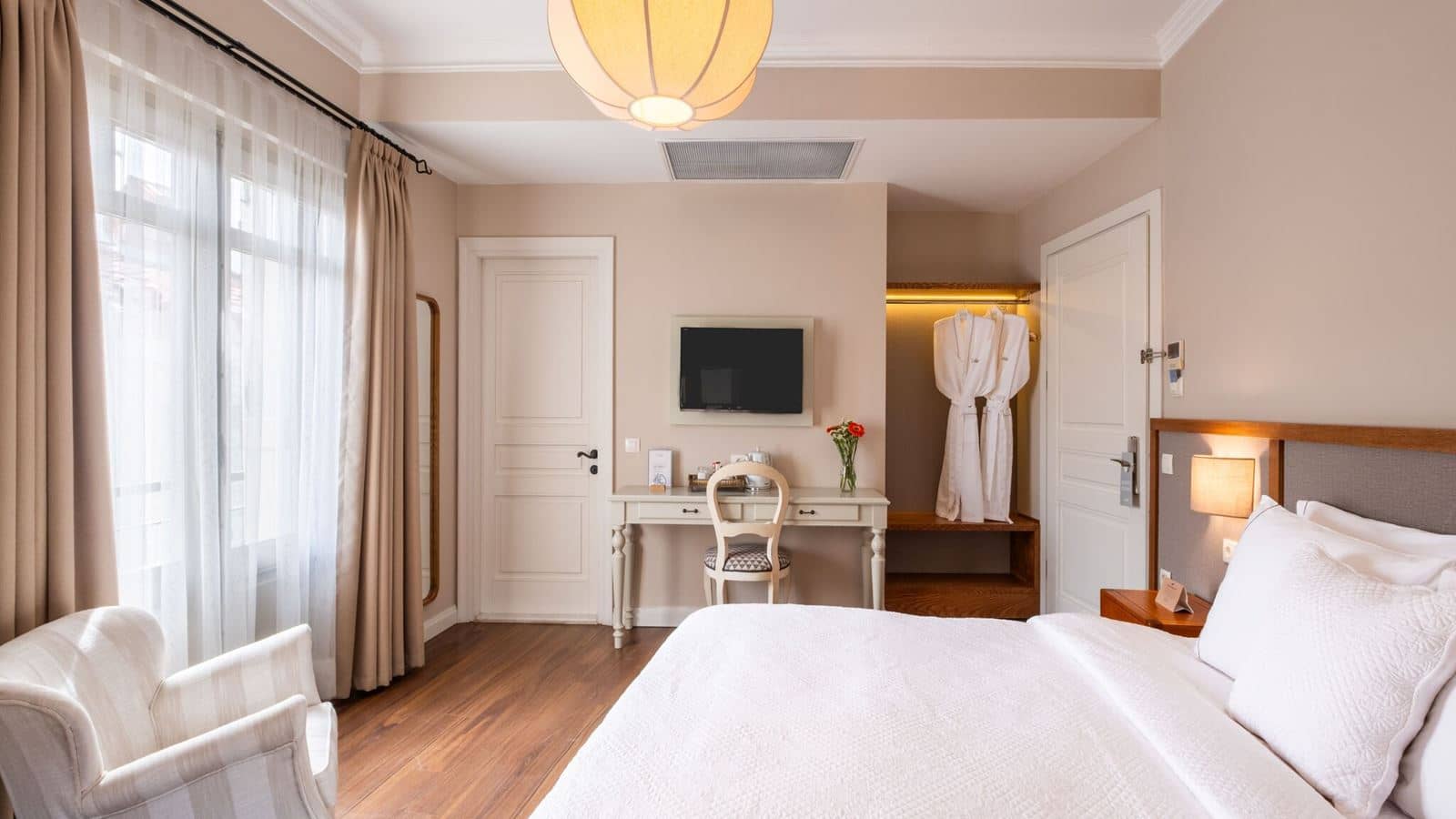 rooms-deluxe-room-bay-window