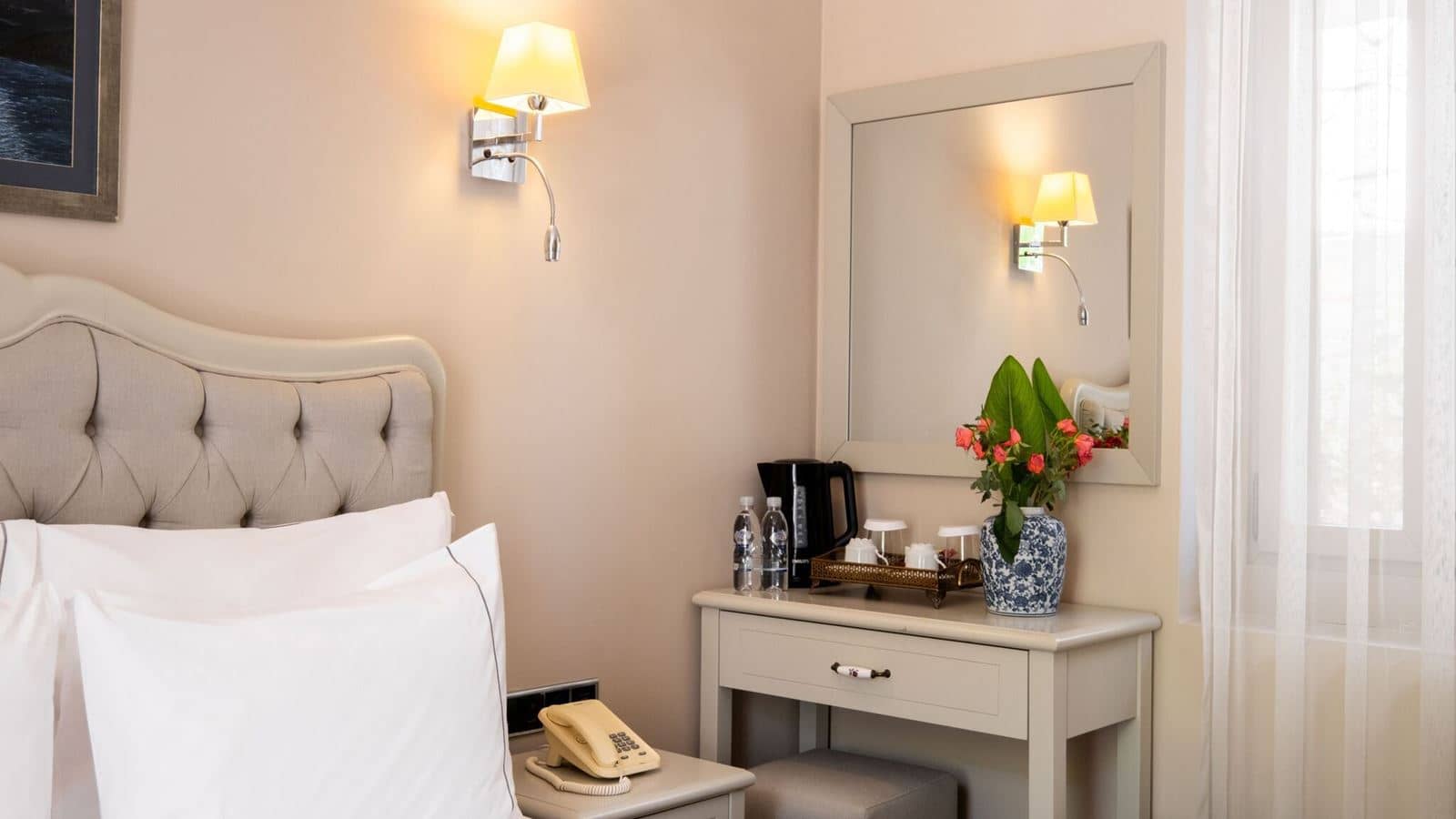 rooms-pool-floor-deluxe-room