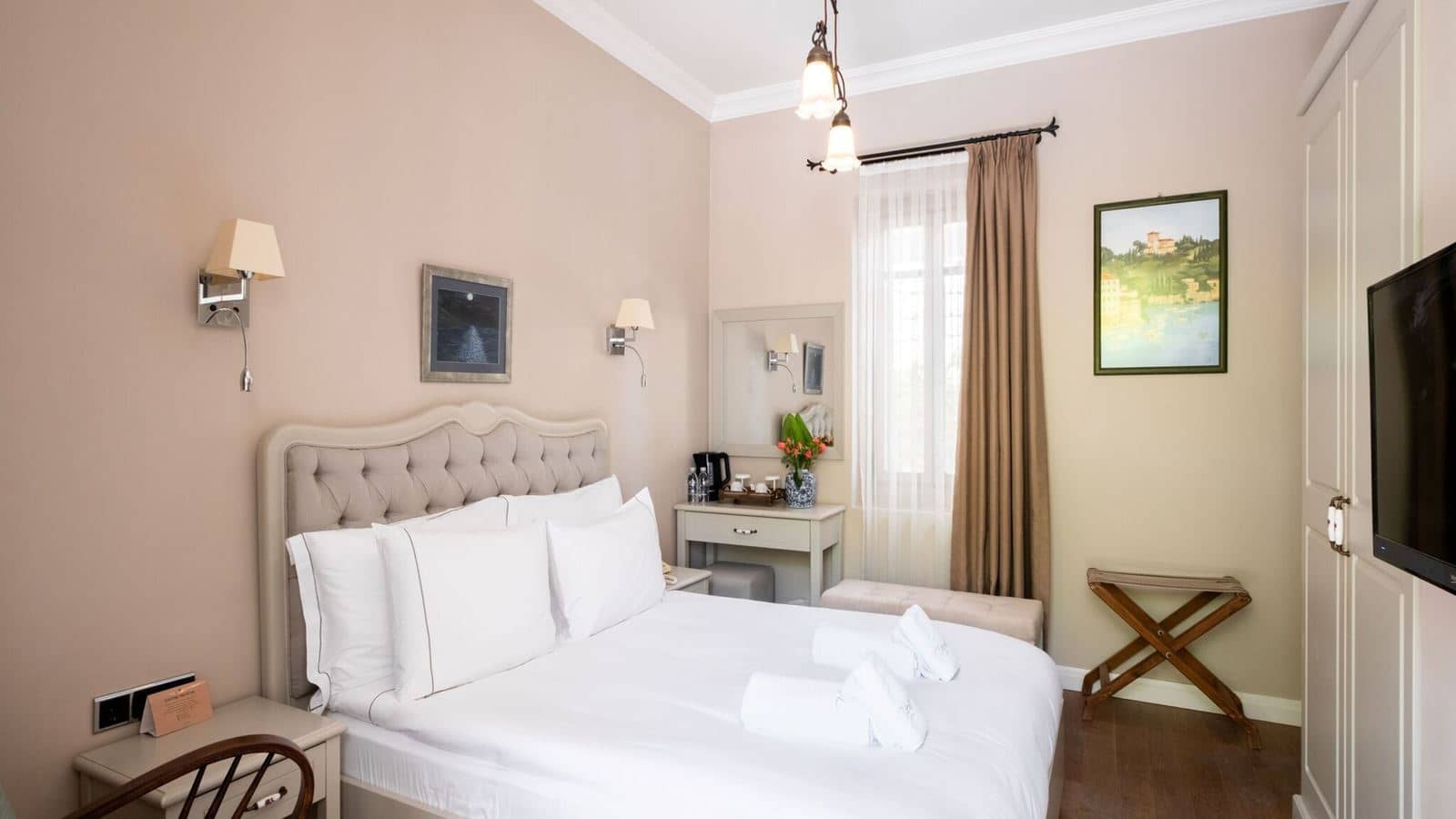 rooms-pool-floor-deluxe-room