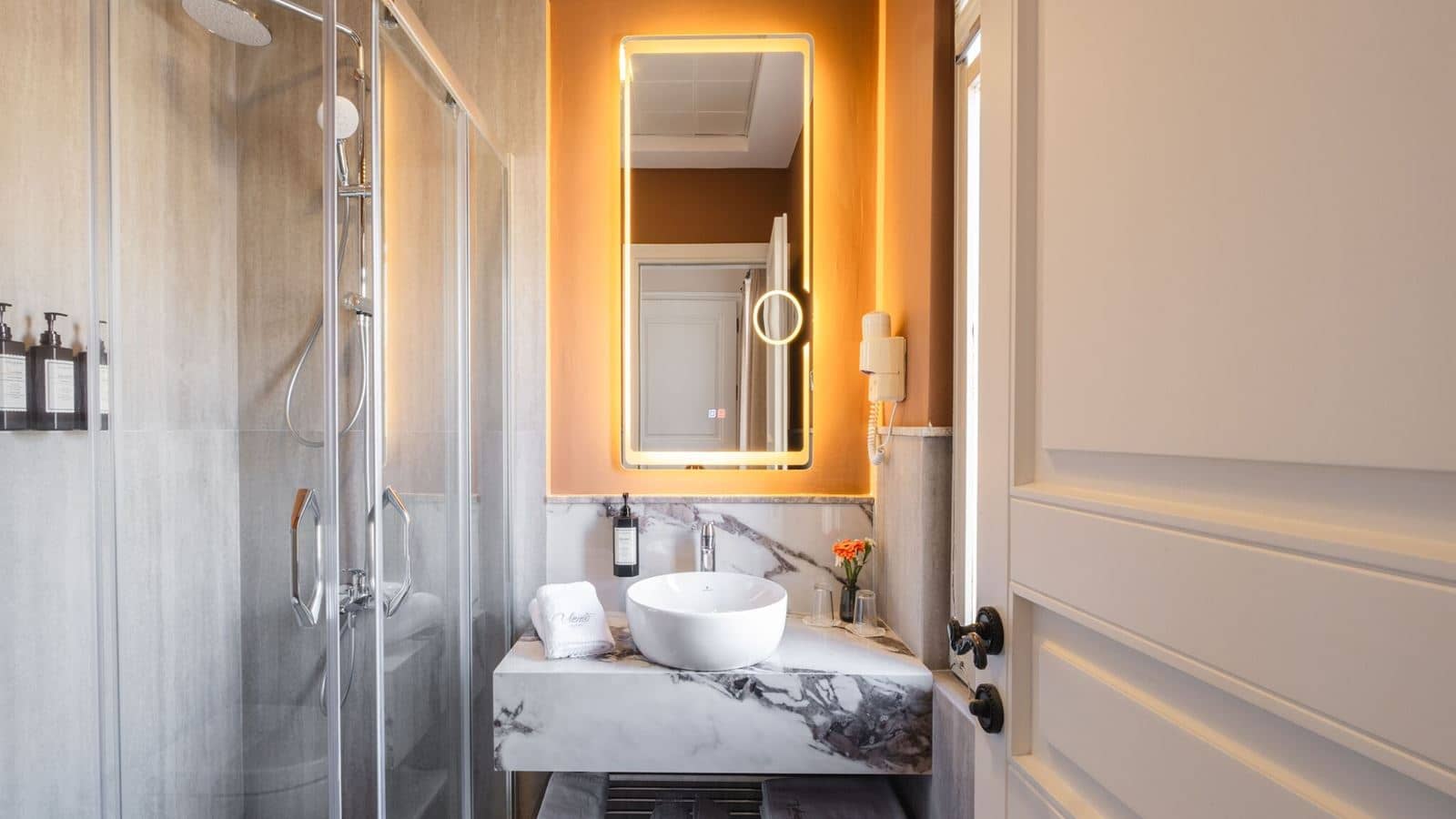 rooms-deluxe-room