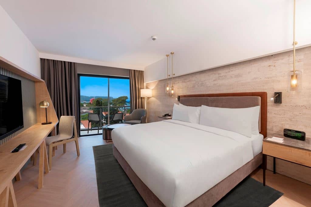 rooms-guest-room-side-sea-view