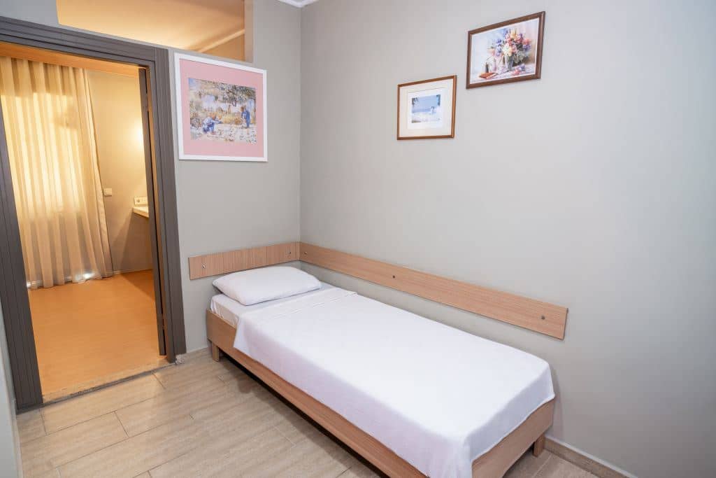 rooms-family-room-1-bedroom