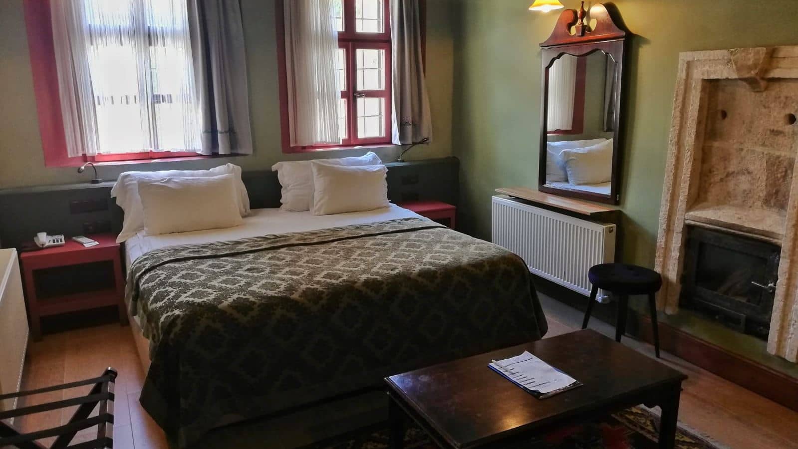rooms-deluxe-room