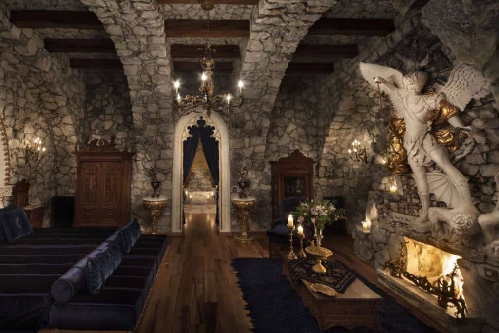 rooms-sacred-suits