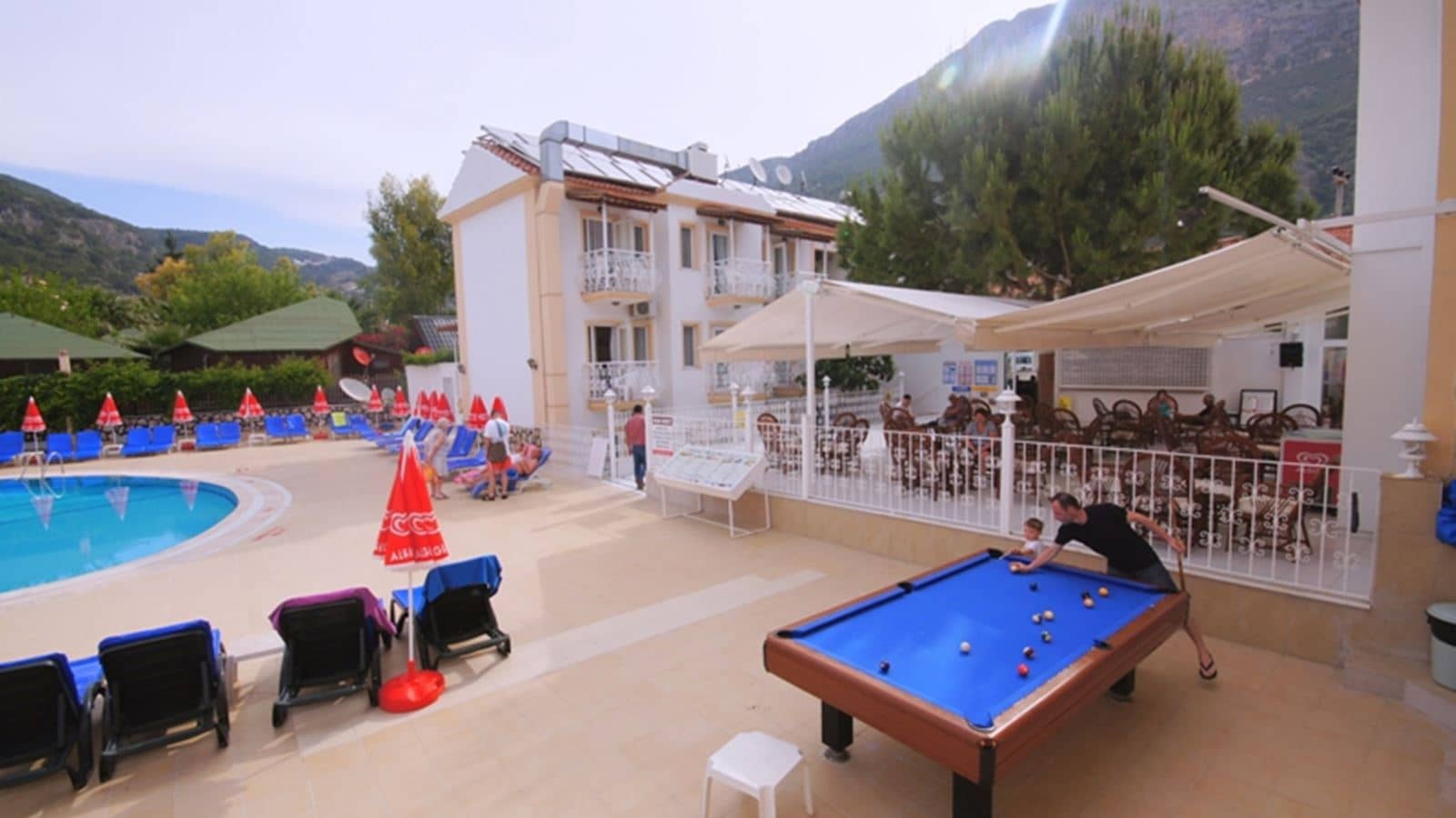 restaurants-pool-bar