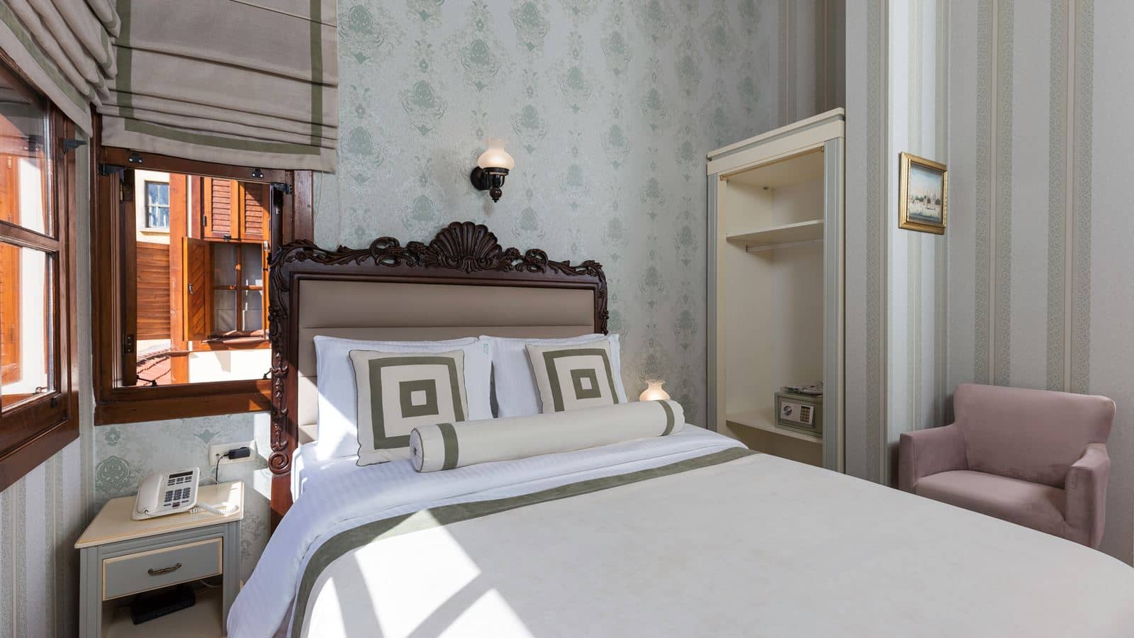 rooms-superior-room