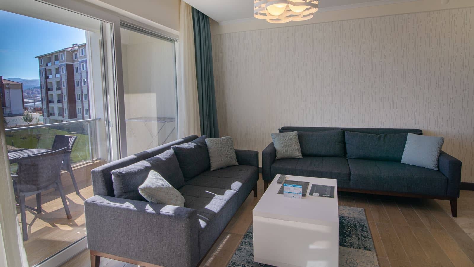 rooms-family-suit-garden-view