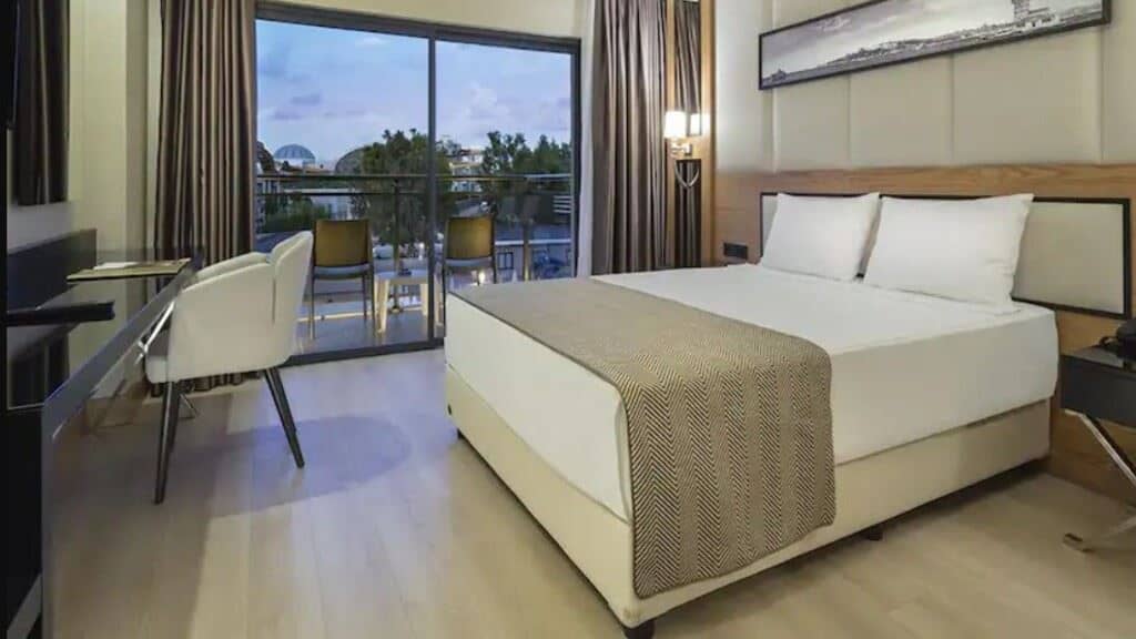 rooms-standard-room-pool-view