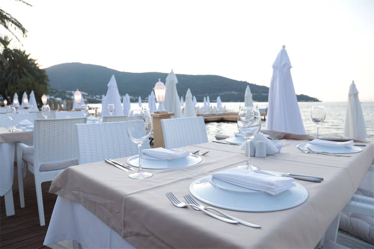 restaurants-moyo-beach-restaurant