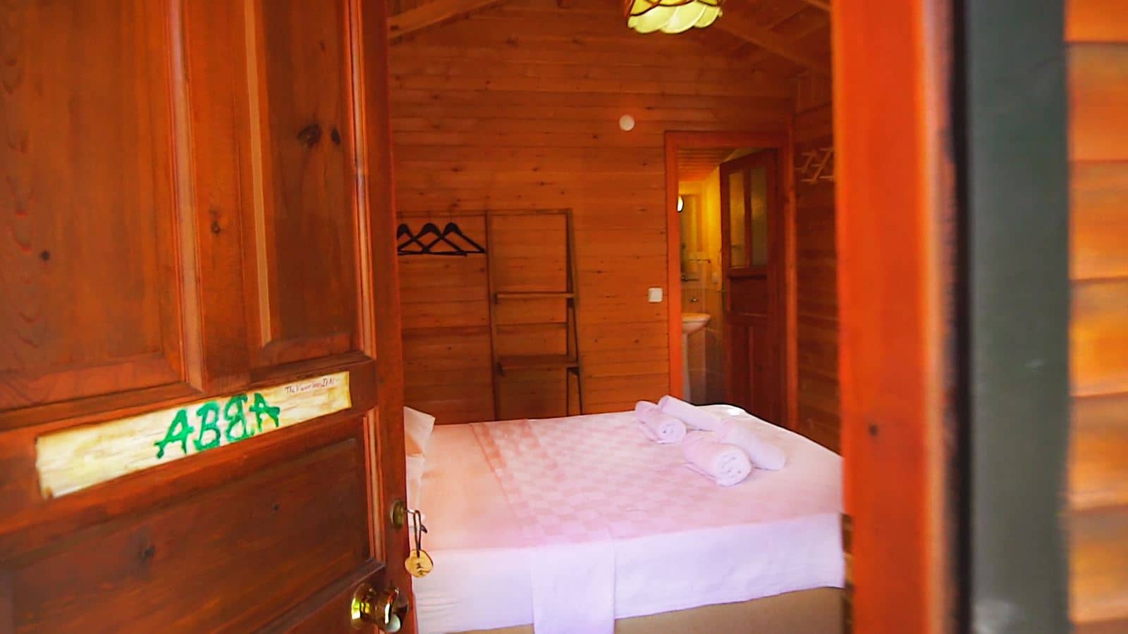rooms-bungalow-room