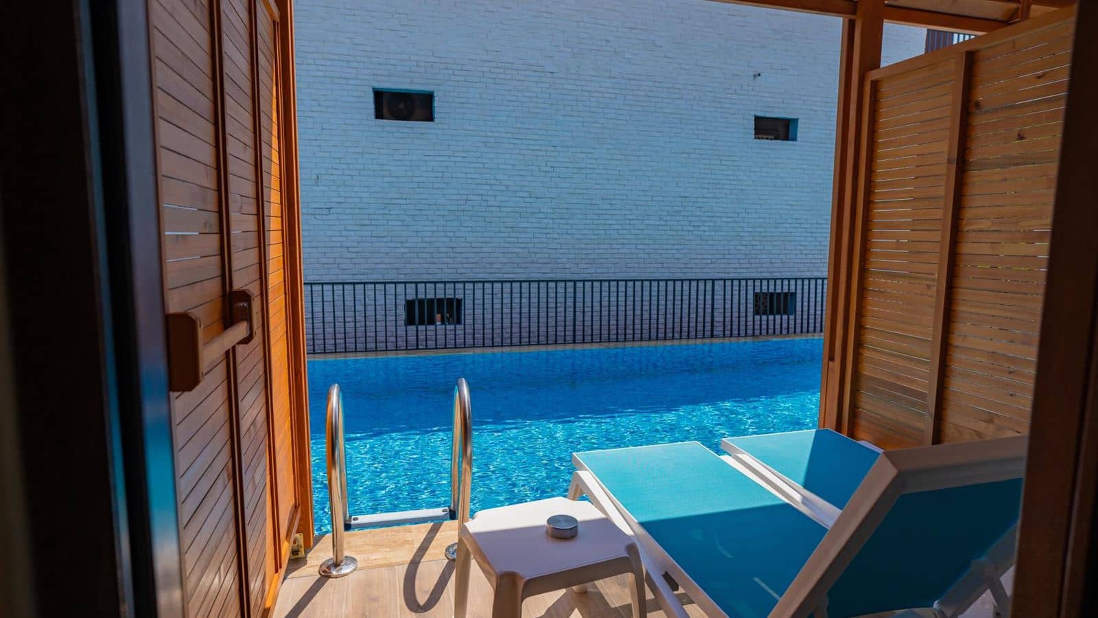 rooms-swim-up