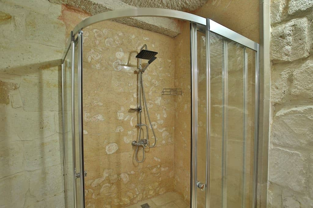rooms-mazi-deluxe-stone-room