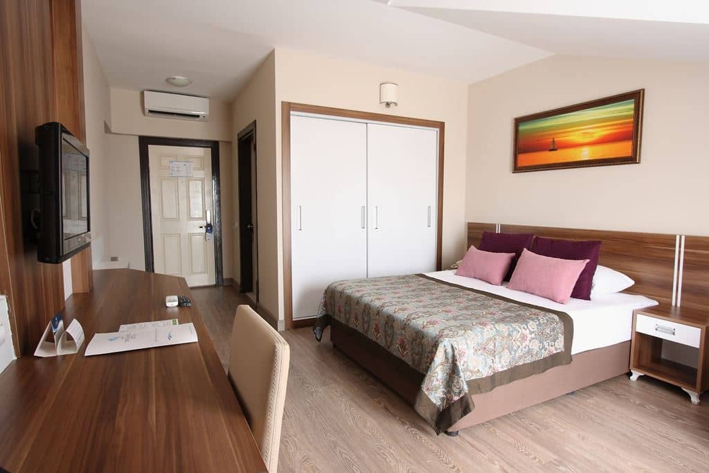 rooms-coral-room
