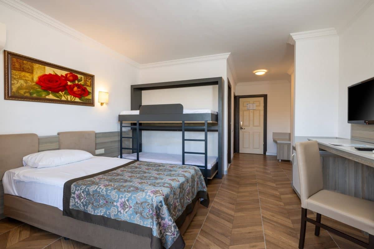 rooms-family-room-land-view-with-bunkbed