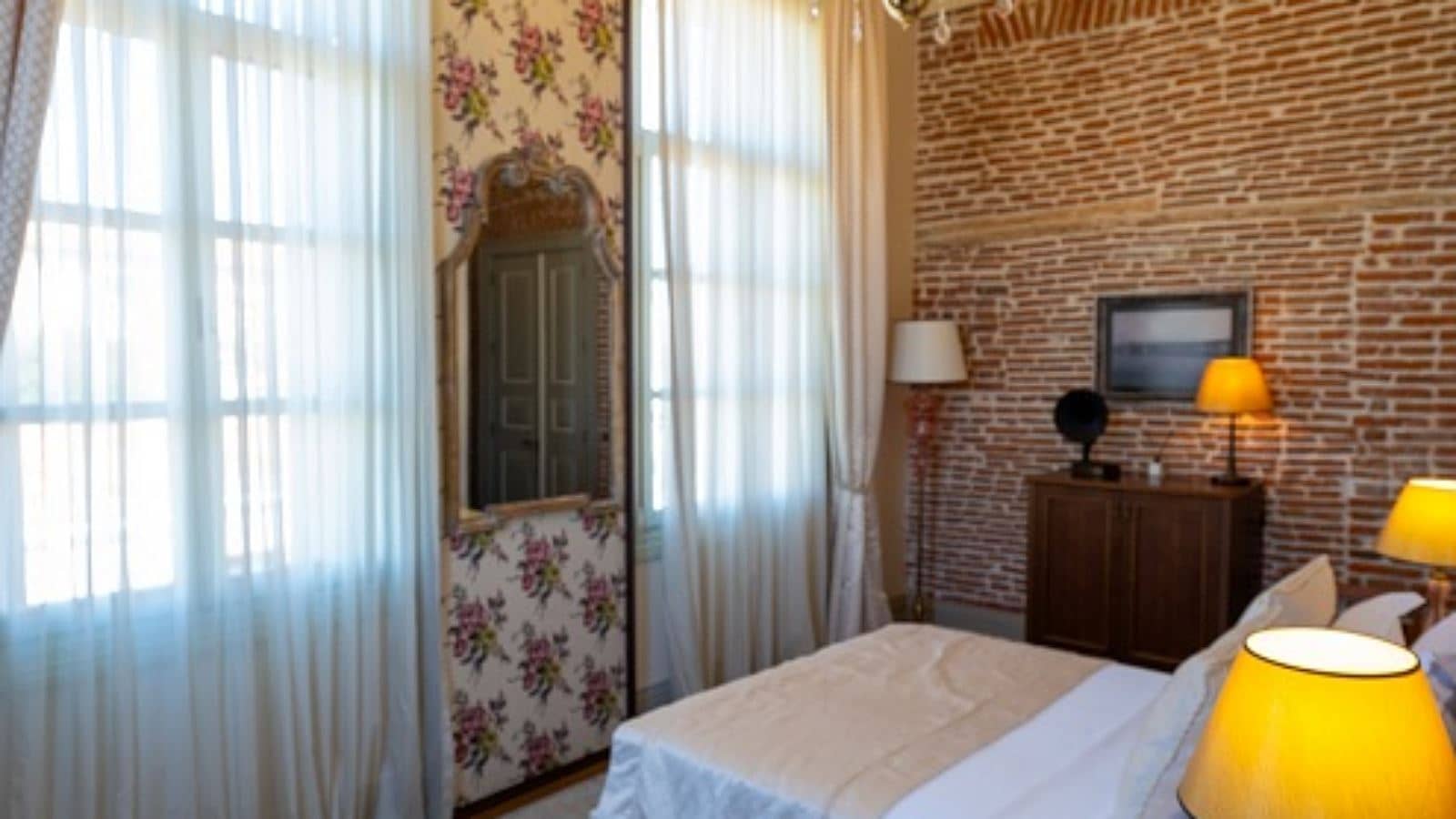 rooms-deluxe-room