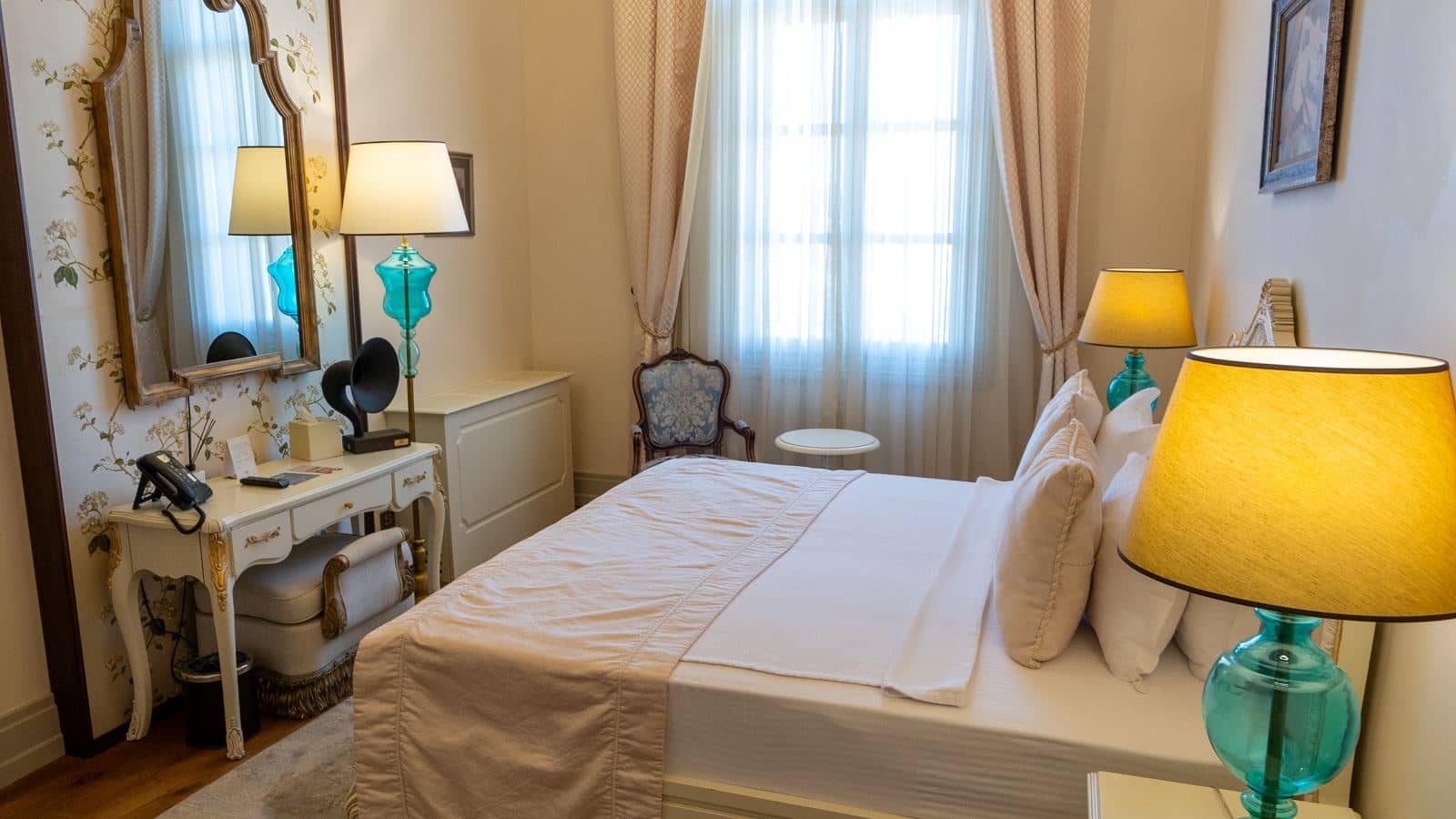rooms-deluxe-room