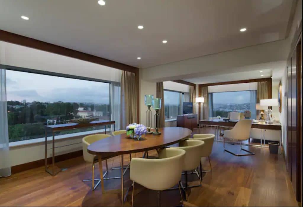 rooms-deluxe-suite-with-kitchen