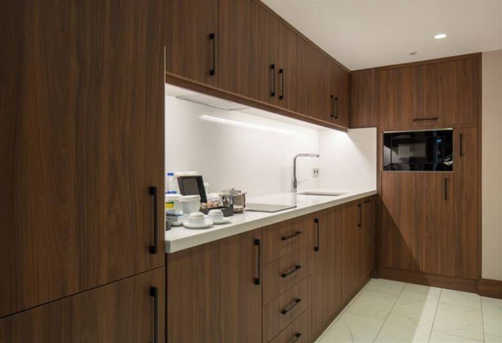 rooms-deluxe-suite-with-kitchen