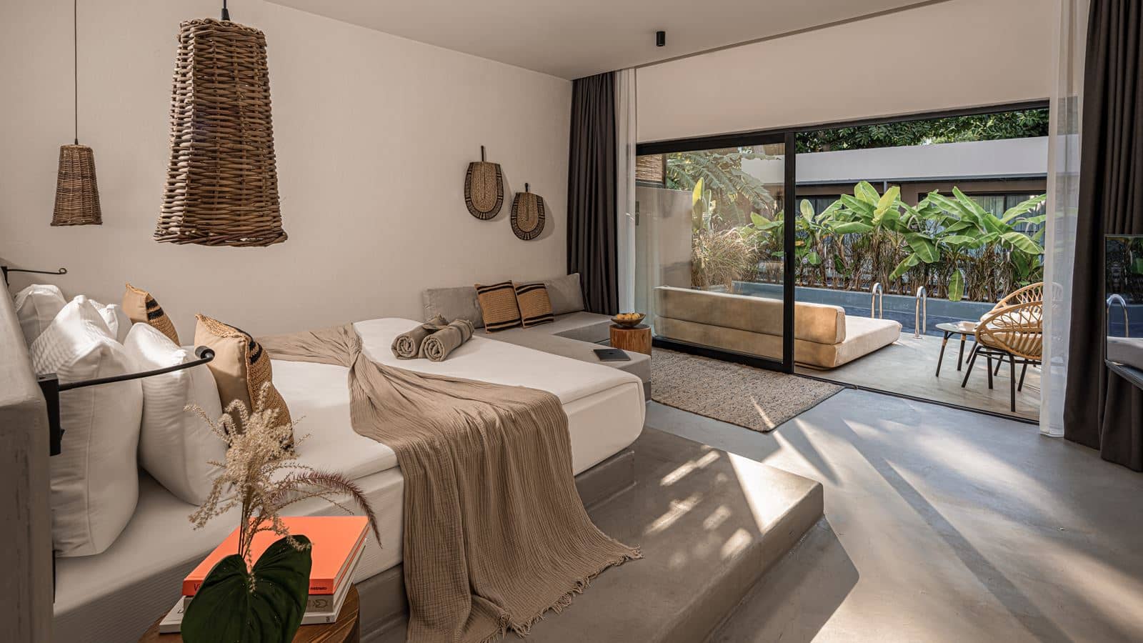 rooms-balmy-garden-swim-up-room