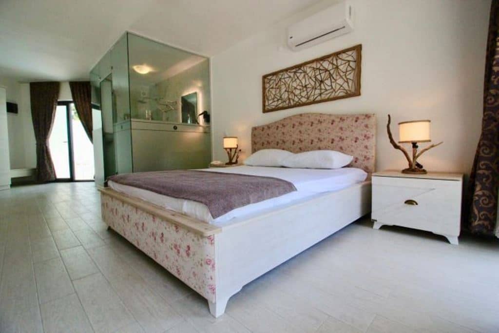 rooms-honeymoon-room