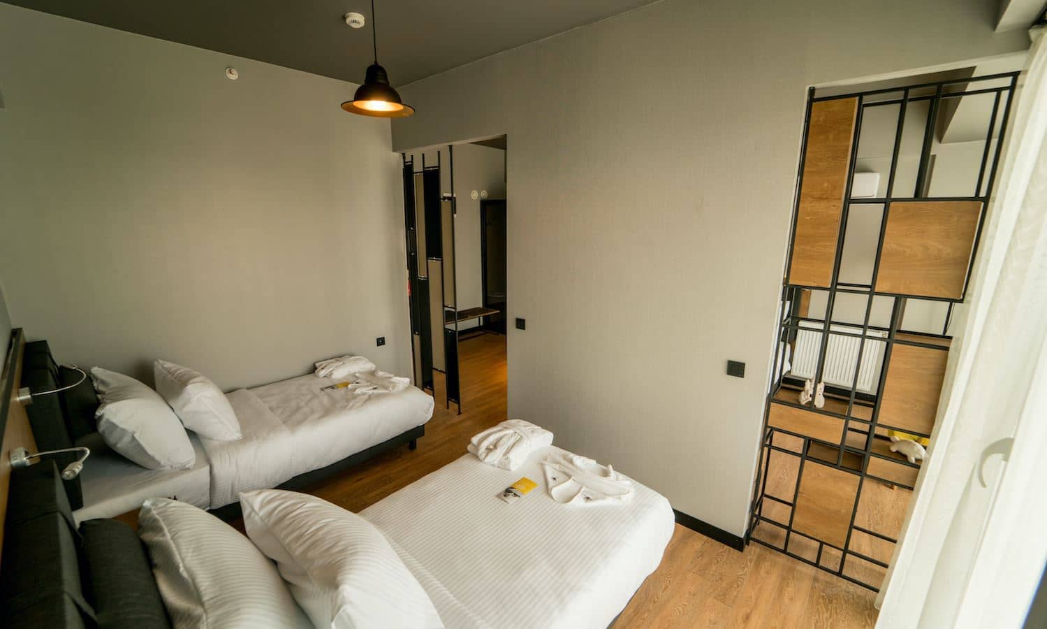 rooms-deluxe-family-room-mountain-view