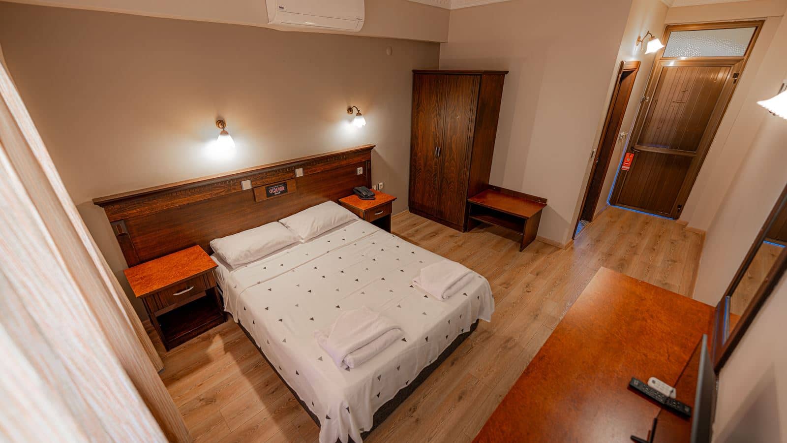 rooms-standard-room-side-sea-view