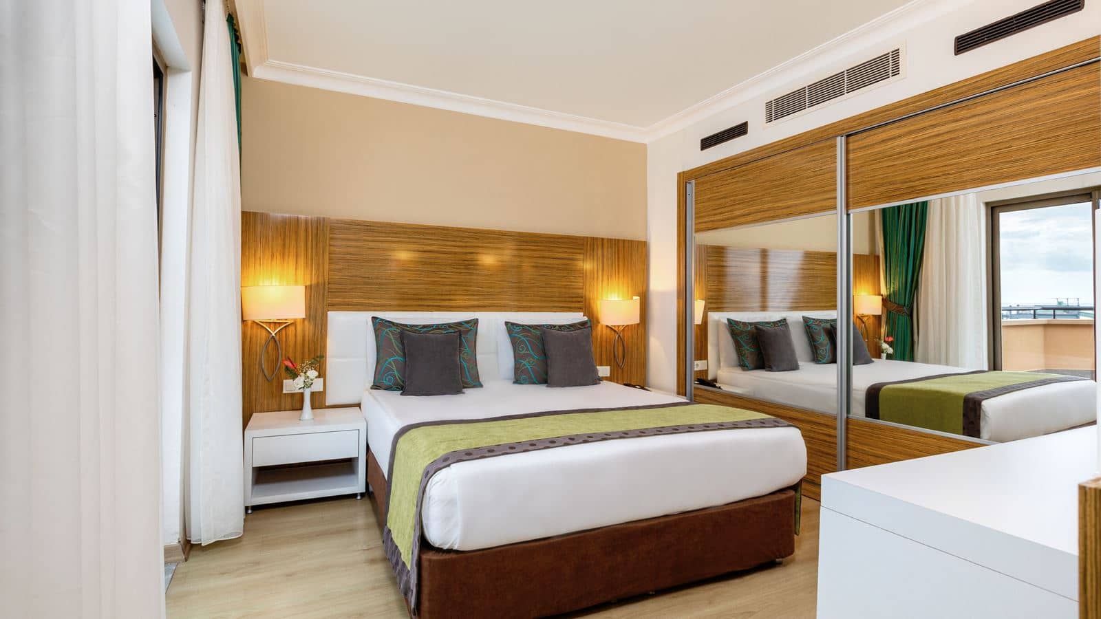 rooms-family-suite-palace-room
