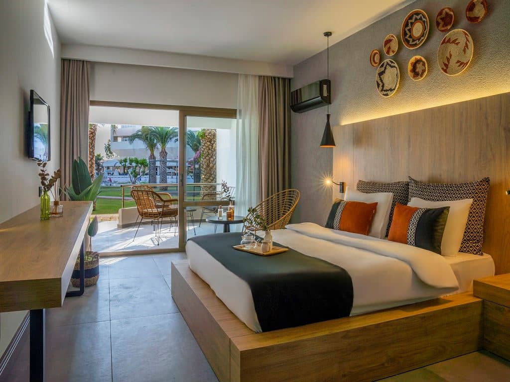 rooms-main-building--family-room